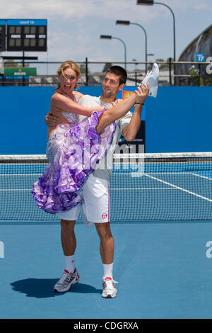 Januar 2011; Melbourne Park, Melbourne, Australien; Kym Johnson von ABC's Dancing with the Stars gibt Novak Djokovic (SRB) einige Tanzstunden auf dem Tennisplatz und gibt ihr einige Tennistipps am fünften Tag der Australian Open 2011 im Melbourne Park. Obligatorische Gutschrift: Susan Mullane Stockfoto