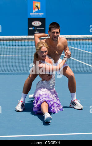 Januar 2011; Melbourne Park, Melbourne, Australien; Kym Johnson von ABC's Dancing with the Stars gibt Novak Djokovic (SRB) einige Tanzstunden auf dem Tennisplatz und gibt ihr einige Tennistipps am fünften Tag der Australian Open 2011 im Melbourne Park. Obligatorische Gutschrift: Susan Mullane Stockfoto