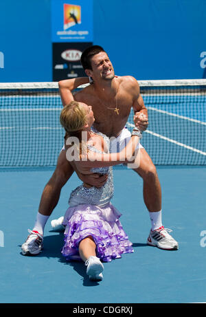 Januar 2011; Melbourne Park, Melbourne, Australien; Kym Johnson von ABC's Dancing with the Stars gibt Novak Djokovic (SRB) einige Tanzstunden auf dem Tennisplatz und gibt ihr einige Tennistipps am fünften Tag der Australian Open 2011 im Melbourne Park. Obligatorische Gutschrift: Susan Mullane Stockfoto