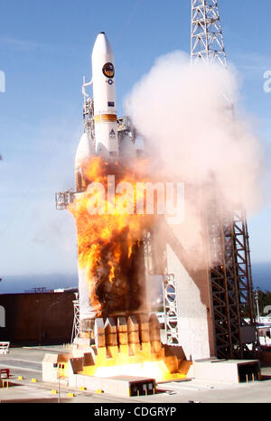 Jan 20,2011-Vandenberg AFB, Kalifornien, USA. Delta 4-Heavy-Rakete hebt ab heute von Vandenberg Air Force Base für die Jungfernfahrt Raketenstart. Abheben von Amerikas größte unbemannte Booster aus der alten Westküste-Space Shuttle-Startrampe war um 1:10 Uhr PST heute eine Spion Satelliten Int bereitstellen Stockfoto