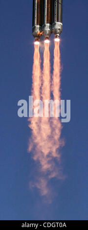 Jan 20,2011-Vandenberg AFB, Kalifornien, USA. Delta 4-Heavy-Rakete hebt ab heute von Vandenberg Air Force Base für die Jungfernfahrt Raketenstart. Abheben von Amerikas größte unbemannte Booster aus der alten Westküste-Space Shuttle-Startrampe war um 1:10 Uhr PST heute eine Spion Satelliten Int bereitstellen Stockfoto