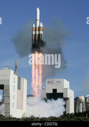 Jan 20,2011-Vandenberg AFB, Kalifornien, USA. Delta 4-Heavy-Rakete hebt ab heute von Vandenberg Air Force Base für die Jungfernfahrt Raketenstart. Abheben von Amerikas größte unbemannte Booster aus der alten Westküste-Space Shuttle-Startrampe war um 1:10 Uhr PST heute eine Spion Satelliten Int bereitstellen Stockfoto