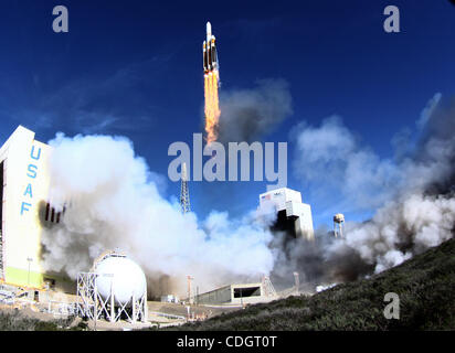 Jan 20,2011-Vandenberg AFB, Kalifornien, USA - A Delta 4 Heavy-Rakete hebt ab von Vandenberg Air Force Base für die Jungfernfahrt Raketenstart. Abheben von Amerikas größte unbemannte Booster aus der alten Westküste-Space Shuttle-Startrampe war einen Spionagesatelliten in den Orbit bereitstellen. (Kredit-Bild: © Ge Stockfoto