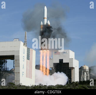 Jan 20,2011-Vandenberg AFB, Kalifornien, USA. Delta 4-Heavy-Rakete hebt ab heute von Vandenberg Air Force Base für die Jungfernfahrt Raketenstart. Abheben von Amerikas größte unbemannte Booster aus der alten Westküste-Space Shuttle-Startrampe war um 1:10 Uhr PST heute eine Spion Satelliten Int bereitstellen Stockfoto