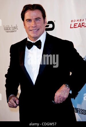 21. Januar 2011 - Beverly Hills, California, USA - JOHN TRAVOLTA zu den lebenden Legenden der Luftfahrt-Gala im Beverly Hilton Hotel. (Kredit-Bild: © Brian Cahn/ZUMAPRESS.com) Stockfoto