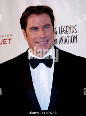 21. Januar 2011 - Beverly Hills, California, USA - JOHN TRAVOLTA zu den lebenden Legenden der Luftfahrt-Gala im Beverly Hilton Hotel. (Kredit-Bild: © Brian Cahn/ZUMAPRESS.com) Stockfoto