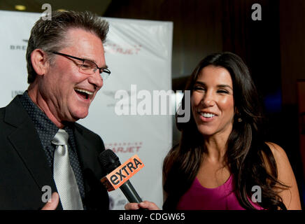 21. Januar 2011 - Beverly Hills, Kalifornien, USA - KURT RUSSELL und ADRIANNA COSTA zu den lebenden Legenden der Luftfahrt-Gala im Beverly Hilton Hotel. Stockfoto