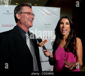 21. Januar 2011 - Beverly Hills, Kalifornien, USA - KURT RUSSELL und ADRIANNA COSTA zu den lebenden Legenden der Luftfahrt-Gala im Beverly Hilton Hotel. Stockfoto