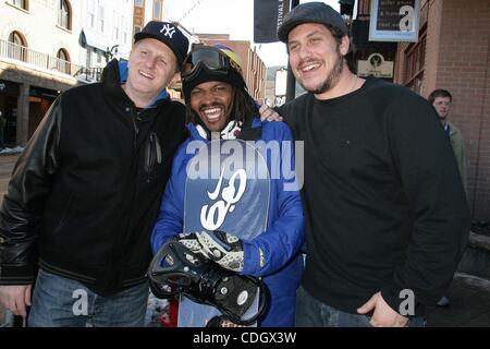 22. Januar 2011 - Park City, Utah, US - Schauspieler MICHAEL RAPAPORT und Schauspieler SAL MASEKELA auf der Main Street, Park City für das Sundance Film Festival - Promi-Sichtungen. (Kredit-Bild: © Clinton Wallace/Globe Photos/ZUMAPRESS.com) Stockfoto