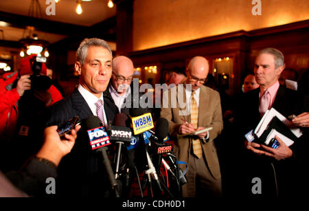 24. Januar 2011 - Chicago, Illinois, USA - RAHM EMANUEL erscheint heute Nachmittag in The Berghoff Restaurant Adresse die Bedenken bezüglich der appellate Panel stimmberechtigten 2-1, die Beschlüsse des Chicago Board of Elections und ein Bezirksgericht umzukehren beurteilen Rahm Emanuel aus 22 Februar Mayora bestellen Stockfoto