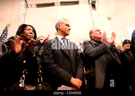 24. Januar 2011 trifft - Chicago, Illinois, USA - RAHM EMANUEL mit Abgeordneten der Teamsters gemeinsamen Rat 25, Bürgermeisterkandidat in einem großen produzieren Verpackungen Lager unterstützt. Nachdem zunächst gelöscht werden als beihilfefähig für Bürgermeister laufen (seine Berechtigung wurde auf der Grundlage seines Mangels an wieder in Frage gestellt Stockfoto