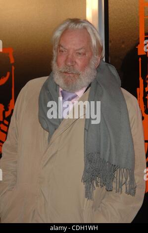 25. Januar 2011 - Hollywood, Kalifornien, USA - Donald Sutherland während der Premiere des neuen Films von CBS Films THE MECHANIC, statt im Arclight Kinos Hollywood am 25. Januar 2011, in Los Angeles... 2011.K67436MGE. (Kredit-Bild: © Michael Germana/Globe Photos/ZUMAPRESS.com) Stockfoto