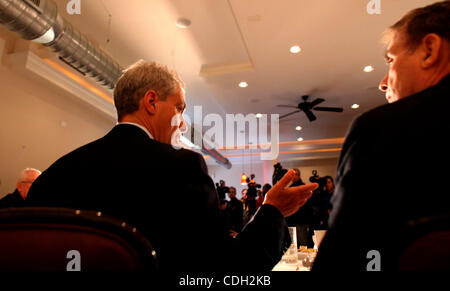 24. Januar 2011 statt - Chicago, Illinois, USA - Bürgermeisterkandidat RAHM EMANUEL ein Round-table-Gespräch mit Veteranen in einem Southside Restaurant. Ater zunächst gelöscht werden, als für das Bürgermeisteramt geschaltet (seine Berechtigung wurde auf der Grundlage seines Mangels an Aufenthalt in Chicago für ein Jahr Prio in Frage gestellt Stockfoto