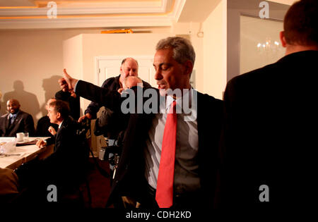 24. Januar 2011 statt - Chicago, Illinois, USA - Bürgermeisterkandidat RAHM EMANUEL ein Round-table-Gespräch mit Veteranen in einem Southside Restaurant. Ater zunächst gelöscht werden, als für das Bürgermeisteramt geschaltet (seine Berechtigung wurde auf der Grundlage seines Mangels an Aufenthalt in Chicago für ein Jahr Prio in Frage gestellt Stockfoto