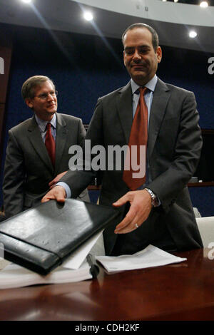 26. Januar 2011 - Washington, DC, USA - TARP spezieller Oberinspektor NEIL BAROFSKY nimmt seinen Platz vor einer Anhörung über '' Rettungsaktionen und der Hypothekenkrise: Bericht von spezieller Oberinspektor für das Troubled Asset Relief Program (Credit-Bild: © James Berglie/ZUMAPRESS.com) Stockfoto