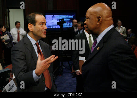 26. Januar 2011 - Washington, DC, USA - TARP spezieller Oberinspektor NEIL BAROFSKY spricht mit Kongressabgeordneter ELIJAH CUMMINGS vor einer Anhörung über '' Rettungsaktionen und der Hypothekenkrise: Bericht von spezieller Oberinspektor für das Troubled Asset Relief Program (Credit-Bild: © James Berglie/ZUMA Stockfoto