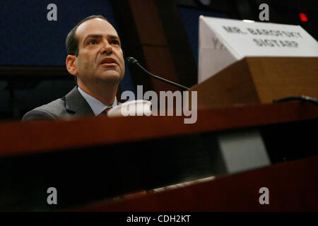 26. Januar 2011 - Washington, DC, USA - TARP spezieller Oberinspektor NEIL BAROFSKY bezeugt vor dem Kongress in einer Anhörung am '' Rettungsaktionen und der Hypothekenkrise: Bericht von spezieller Oberinspektor für das Troubled Asset Relief Program (Credit-Bild: © James Berglie/ZUMAPRESS.com) Stockfoto