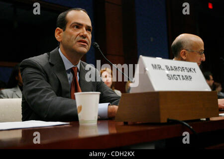 26. Januar 2011 - Washington, DC, USA - TARP spezieller Oberinspektor NEIL BAROFSKY bezeugt vor dem Kongress in einer Anhörung am '' Rettungsaktionen und der Hypothekenkrise: Bericht von spezieller Oberinspektor für das Troubled Asset Relief Program (Credit-Bild: © James Berglie/ZUMAPRESS.com) Stockfoto