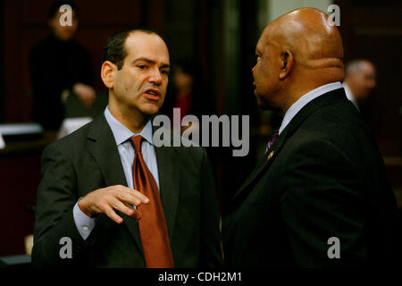 26. Januar 2011 - Washington, DC, USA - TARP spezieller Oberinspektor NEIL BAROFSKY spricht mit Kongressabgeordneter ELIJAH CUMMINGS vor einer Anhörung über '' Rettungsaktionen und der Hypothekenkrise: Bericht von spezieller Oberinspektor für das Troubled Asset Relief Program (Credit-Bild: © James Berglie/ZUMA Stockfoto