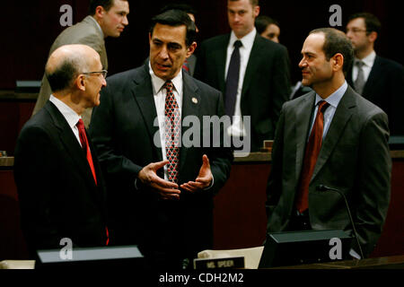 26. Januar 2011 - Washington, DC, USA - TARP spezieller Oberinspektor NEIL BAROFSKY (rechts) und stellvertretender Finanzminister für finanzielle Stabilität TIMOTHY MASSAD (links) sprechen mit Kongressabgeordneten DARRELL ISSA vor eine Anhörung auf '' Rettungsaktionen und der Hypothekenkrise: Bericht von der speziellen Inspektor Ge Stockfoto