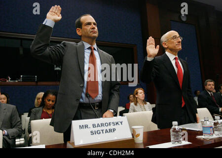 26. Januar 2011 - Washington, DC, USA - TARP spezieller Oberinspektor NEIL BAROFSKY (L) und stellvertretender Finanzminister für finanzielle Stabilität TIMOTHY MASSAD bezeugen vor Mitgliedern des Kongresses im Rahmen einer Anhörung auf '' Rettungsaktionen und der Hypothekenkrise: Bericht von spezieller Oberinspektor für t Stockfoto