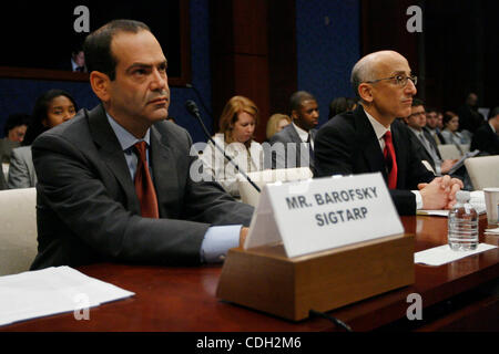 26. Januar 2011 - Washington, DC, USA - TARP spezieller Oberinspektor NEIL BAROFSKY (links) und stellvertretender Finanzminister für finanzielle Stabilität TIMOTHY MASSAD bezeugen vor Mitgliedern des Kongresses im Rahmen einer Anhörung auf '' Rettungsaktionen und der Hypothekenkrise: Bericht der spezieller Oberinspektor fo Stockfoto