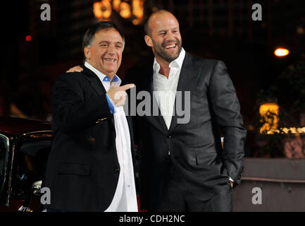 26. Januar 2011 - kommen Las Vegas, Nevada, USA - Planet Hollywood-Gründer ROBERT EARL (L) und Schauspieler JASON STATHAM für ein Screening von "The Mechanic" im Planet Hollywood Resort & Casino Januar 26, 2011 in Las Vegas, Nevada.  Der Film beginnt bundesweit 28 Januar. (Bild Kredit: Â © David B Stockfoto