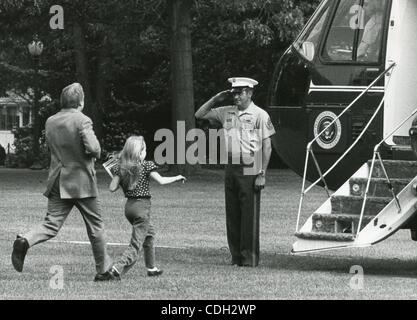 26. Januar 2011 - Washington, DISTRICT OF COLUMBIA, USA - (Datei) eine Datei Bild 13. Mai 1977 datiert zeigt US-Präsident Jimmy Carter (L) und seine Tochter Amy Carter (C) ausgeführt, die Marine One Hubschrauber für eine Reise nach Camp David in Maryland aus dem Süden Rasen des weißen Hauses in Washington, DC, USA. Stockfoto