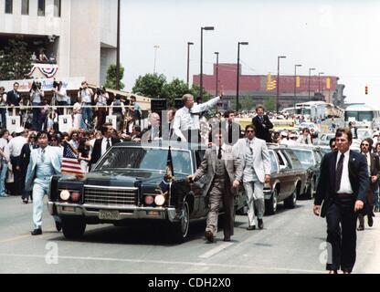 26. Januar 2011 - Columbus, OHIO, USA - (Datei) ein Datei Bild datiert 29. Mai 1980 zeigt US-Präsident Jimmy Carter (R) mit Senator John Glenn auf seiner Limousine während eine Wiederwahlkampagne Besuch in Columbus, Ohio, USA. (Kredit-Bild: © Carter Archives/ZUMAPRESS.com) Stockfoto