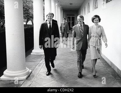 26. Januar 2011 - zeigt Washington, DISTRICT OF COLUMBIA, USA - (Datei) eine Datei Bild 23. September 1977 datiert uns Präsident Jimmy Carter (C) und First Lady Rosalynn Carter (R) und ihr ältester Sohn Jack Carter (L) zu Fuß außerhalb The White House in Washington, DC, USA. (Kredit-Bild: © Carter Archive / Stockfoto