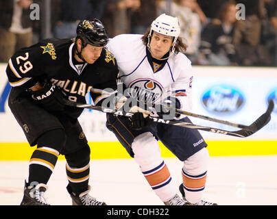 26. Januar 2011 - spielte Dallas, TX, USA - Dallas Stars STEVE OTT (29) und der Oilers RYAN JONES (28) Kampf um Position als die Edmonton Oilers den Dallas Stars im American Airlines Center in Dallas, Texas auf Mittwoch, 26. Januar 2011. (Kredit-Bild: © ZUMA Ralph Lauer/ZUMAPRESS.com) Stockfoto