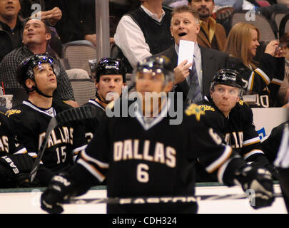 26. Januar 2011 - Dallas, TX, Vereinigte Staaten von Amerika - The Dallas Stars Bank und Trainer MARC CRAWFORD reagieren auf einen Elfmeter-Aufruf wie den Edmonton Oilers den Dallas Stars im American Airlines Center in Dallas, Texas am Mittwoch, 26. Januar 2011 gespielt. (Kredit-Bild: © ZUMA Ralph Lauer/ZUMAPRESS.com) Stockfoto