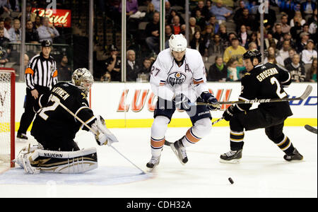 26. Januar 2011 - Dallas, TX, Vereinigte Staaten - die Dallas Stars Torhüter KARI LEHTONEN und NIKLAS GROSSMAN den Schuss von Oilers DUSTIN PENNER nicht verteidigen können, wie er das Teams einsame Tor als die Edmonton Oilers zu den Dallas Stars 3 zu 1 verloren schießt, da sie ein National Hockey League-Spiel bei American Airli gespielt Stockfoto