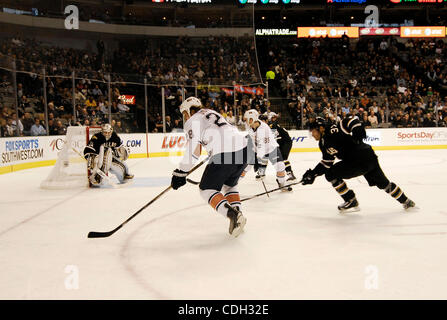 26. Januar 2011 - führt Dallas, TX, Vereinigte Staaten - Oilers RYAN JONES (28) einen Torwurf auf Stars Torwart KARI LEHTONEN als die Dallas Stars die Edmonton Oilers 3 zu 1 in eine nationale Hockey-Liga besiegten Spiel im American Airlines Center in Dallas, Texas Mittwoch, 26. Januar 2011. (Kredit-Bild: © ZUMA Ral Stockfoto