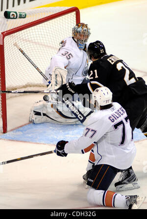 26. Januar 2011 - Dallas, TX, USA - Dallas Stars nach vorn LOUI ERIKSSON (21) als die Oilers Torwart NIKOLAI KHABIBULIN und TOM GILBERT (77)-Shootings verteidigen, wie die Edmonton Oilers spielte den Dallas Stars National Hockey League mit American Airlines Center in Dallas, Texas am Mittwoch gespielt Stockfoto