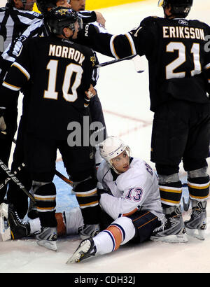 26. Januar 2011 - stehen Dallas, TX, USA - THe Stars BRENDEN MORROW und LOUI ERIKSSON über die Oilers ANDREW COGLIANO (13), da die Edmonton Oilers zu den Dallas Stars 3 zu 1 verloren, als sie ein National Hockey League-Spiel im American Airlines Center in Dallas, Texas am Mittwoch, den 26. Januar spielten, Stockfoto