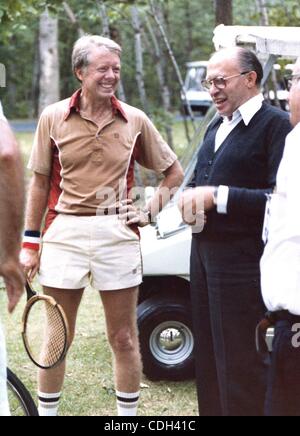 27. Januar 2011 - Camp David, MARYLAND, USA - (Datei) A Datei Bild vom 11. September 1978 zeigt uns Präsident Jimmy Carter (L) und Israels Ministerpräsident Menachem Begin während einer Pause in der Nahost-Friedensverhandlungen in Camp David, Maryland, USA. (Kredit-Bild: © Carter Archives/ZUMAPRESS.com) Stockfoto