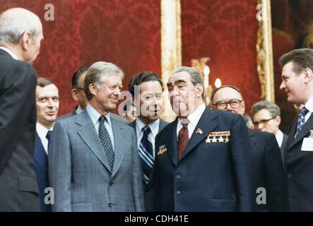 27. Januar 2011 - Wien, US - (Datei) A Datei Bild vom 15. Juni 1979 zeigt US-Präsident Jimmy Carter (L) und USSR Generalsekretär Leonid Brezhnev Begegnung Wien vor der Unterzeichnung des SALT-II Atomwaffen Vertrag. (Kredit-Bild: © Carter Archives/ZUMAPRESS.com) Stockfoto