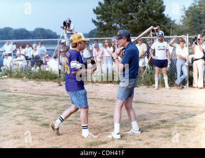 27. Januar 2011 - Plains, GEORGIA, U.S. - (Datei) A Datei Bild vom 8. August 1978 zeigt uns Präsident Jimmy Carter (R) und sein Bruder Billy Carter während eines Softball Spiel in Plains, Georgia, USA. (Kredit-Bild: © Carter Archives/ZUMAPRESS.com) Stockfoto