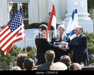 27. Januar 2011 - zeigt Washington, DISTRICT OF COLUMBIA, USA - (Datei) eine Datei Bild 26. März 1979 datiert uns Präsident Jimmy Carter (C) mit Israeli Prime Minister Menachem Begin (R) und der ägyptische Präsident Anwar al Sadat während der feierlichen Unterzeichnung für ein Friedensabkommen zwischen Ägypten und Israel an der th Stockfoto