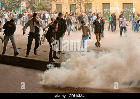 28. Januar 2011 - Kairo, Ägypten - ein Mann versucht Tränengas durch strömenden Wasser über sie verbreiten. Ägypter unter der 6. Oktober-Brücke an der Corniche auf dem Nil in der Innenstadt von Kairo, in einer konzertierten Aktion auf vergangenen Polizeigewalt aufmerksam demonstriert Armut und die steigenden Lebenshaltungskosten in Spi Stockfoto