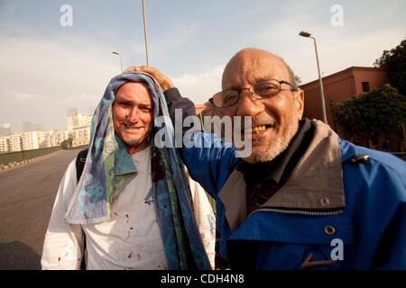 28. Januar 2011 war - Kairo, Ägypten - ZUMA Press Photographer WALLY NELL (L) von der Polizei verwundet, nachdem speziell ausgerichtet und mit Schockgranaten erschossen. Er litt 18 Stichverletzungen rund um den Kopf und Schulter Bereich bei dem Versuch, sich mit anderen Fotografen Dana Smillie, Fotojournalist re zu bewegen Stockfoto