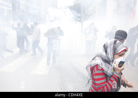 28. Januar 2011 - Kairo, Ägypten - nach dem Freitagsgebet in Kairo Ägypten Anbeter verlassen die Moscheen, einschließlich Al-Azhar und begann auf der Straße protestieren.  Die Proteste dauerten in den Abend hinein als Convrged auf dem zentralen Platz Midan Tahrir. (Bild Kredit: Stockfoto