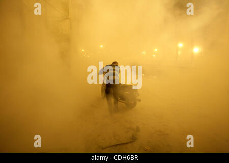 Ägyptische Polizisten Feuer Kanister Tränengas gegen Anti-Regierungs-Demonstranten während einer Demonstration gegen Präsident Hosni Mubarak-Regimes in Tahrir oder Befreiung-Platz in Kairo, Ägypten, 29. Januar 2011. Foto von Karam Nasser Stockfoto