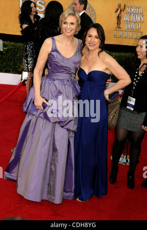 30. Januar 2011 - Hollywood, Kalifornien, USA - I14818CHW .17th Annual Screen Actors Guild Awards - rote Carpet.The Shrine Auditorium, Los Angeles, CA.01/30/2011. JANE LYNCH UND FRAU DR. LARA EMBRY. 2011 (Kredit-Bild: © Clinton Wallace/Globe Photos/ZUMAPRESS.com) Stockfoto