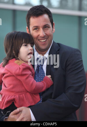 1. Februar 2011 - Hollywood, Kalifornien, USA - ADAM SANDLER hält seine Tochter SUNNY SANDLER während Aceremony wo wurde er mit einem Stern auf dem Hollywood Walk of Fame geehrt. (Kredit-Bild: © Lisa O'Connor/ZUMAPRESS.com) Stockfoto