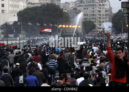 Ägyptische Polizisten Feuer Kanister Tränengas gegen Anti-Regierungs-Demonstranten während einer Demonstration gegen Präsident Hosni Mubarak-Regimes in Tahrir oder Befreiung-Platz in Kairo, Ägypten, 29. Januar 2011. Foto von Karam Nasser Stockfoto