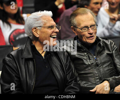 2. Februar 2011 Uhren - Los Angeles, Kalifornien, USA - LARRY KING (R), wie die Los Angeles Clippers-die Chicago Bulls im Staples Center Host. Die Bullen schlagen die Clippers 106-88. (Kredit-Bild: © John Green/Cal Sport Media/ZUMAPRESS.com) Stockfoto