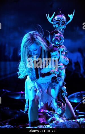 2. Februar 2011 führt - Fayetteville, North Carolina, USA - Sängerin MARIA BRINK von der Band "In This Moment" live als Teil der Musik als A Waffe Tour, da es einen Stopp an der Krone Coliseum macht. (Kredit-Bild: © Jason Moore/ZUMAPRESS.com) Stockfoto