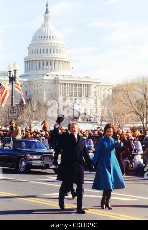 3. Februar 2011 - zeigt Washington, DISTRICT OF COLUMBIA, USA - (Datei) eine Datei Bild 20. Januar 1977 datiert US-Präsident Jimmy Carter (L) und First Lady Rosalynn Carter zu Fuß in einer Parade nach seiner Amtseinführung als 39. Präsident der Vereinigten Staaten in Washington, DC, USA. (Kredit-Bild: © Carter Archive/Z Stockfoto